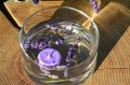 Fioletowa świeczka pływająca z wosku sojowego – elegancka, handmade, idealna do relaksu i nastrojowych dekoracji.