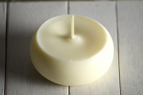 Biała okrągła świeczka pływająca z wosku sojowego, 75 g, czas palenia 6 godzin, Manufaktura Lawendy